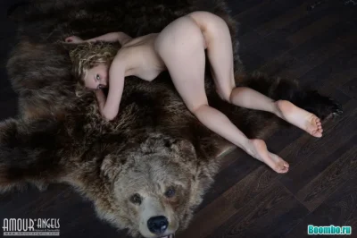 Эротика девушка на шкуре медведя