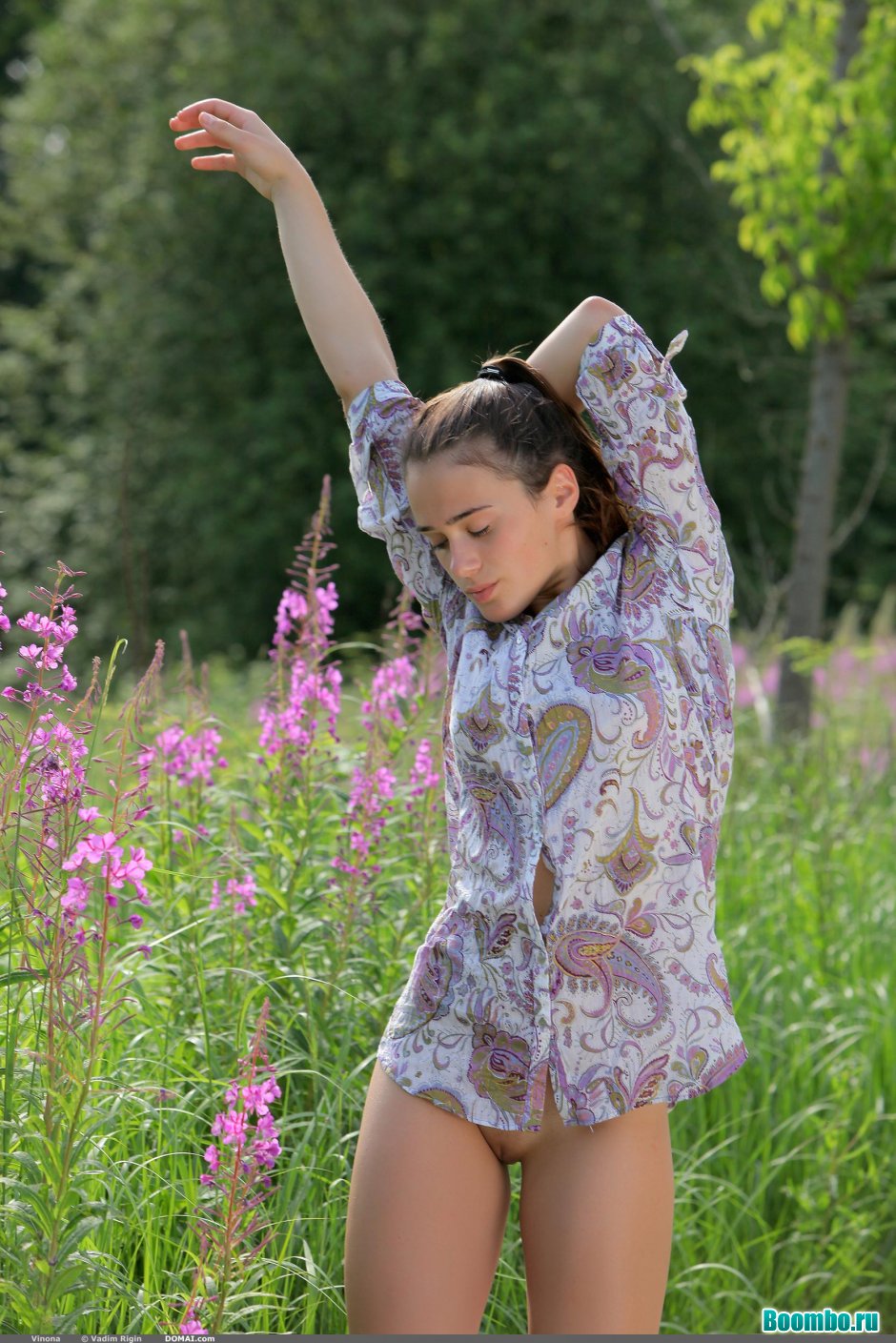 Раздевается на природе