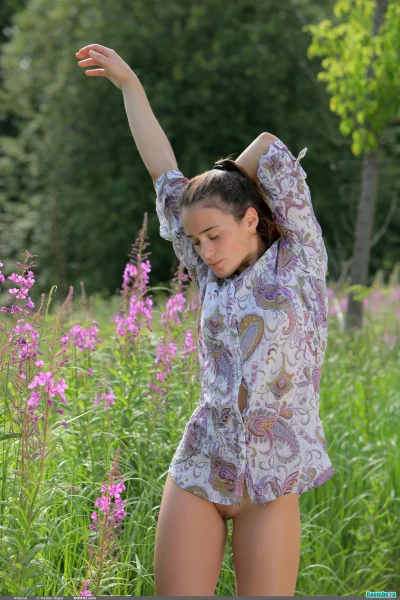 Раздевается на природе