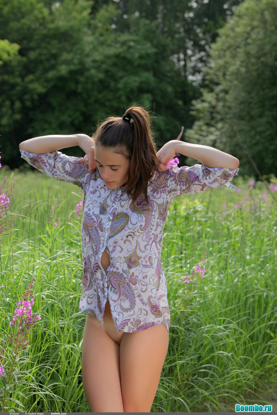 Раздевается на природе