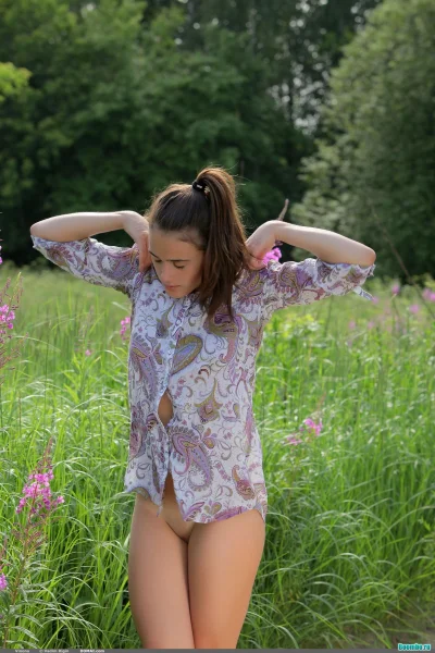 Раздевается на природе