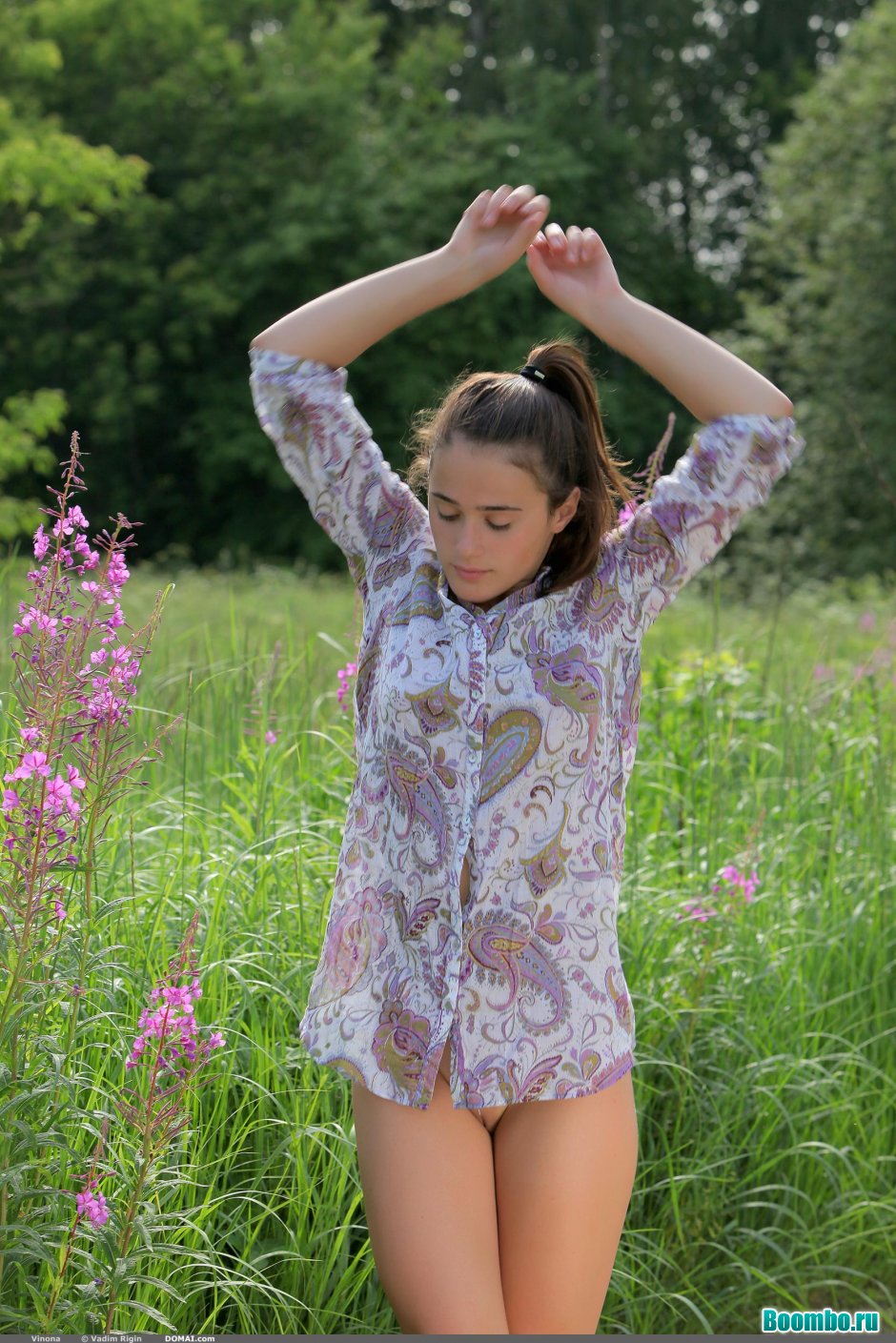 Раздевается на природе