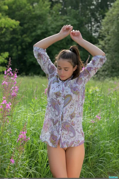 Раздевается на природе