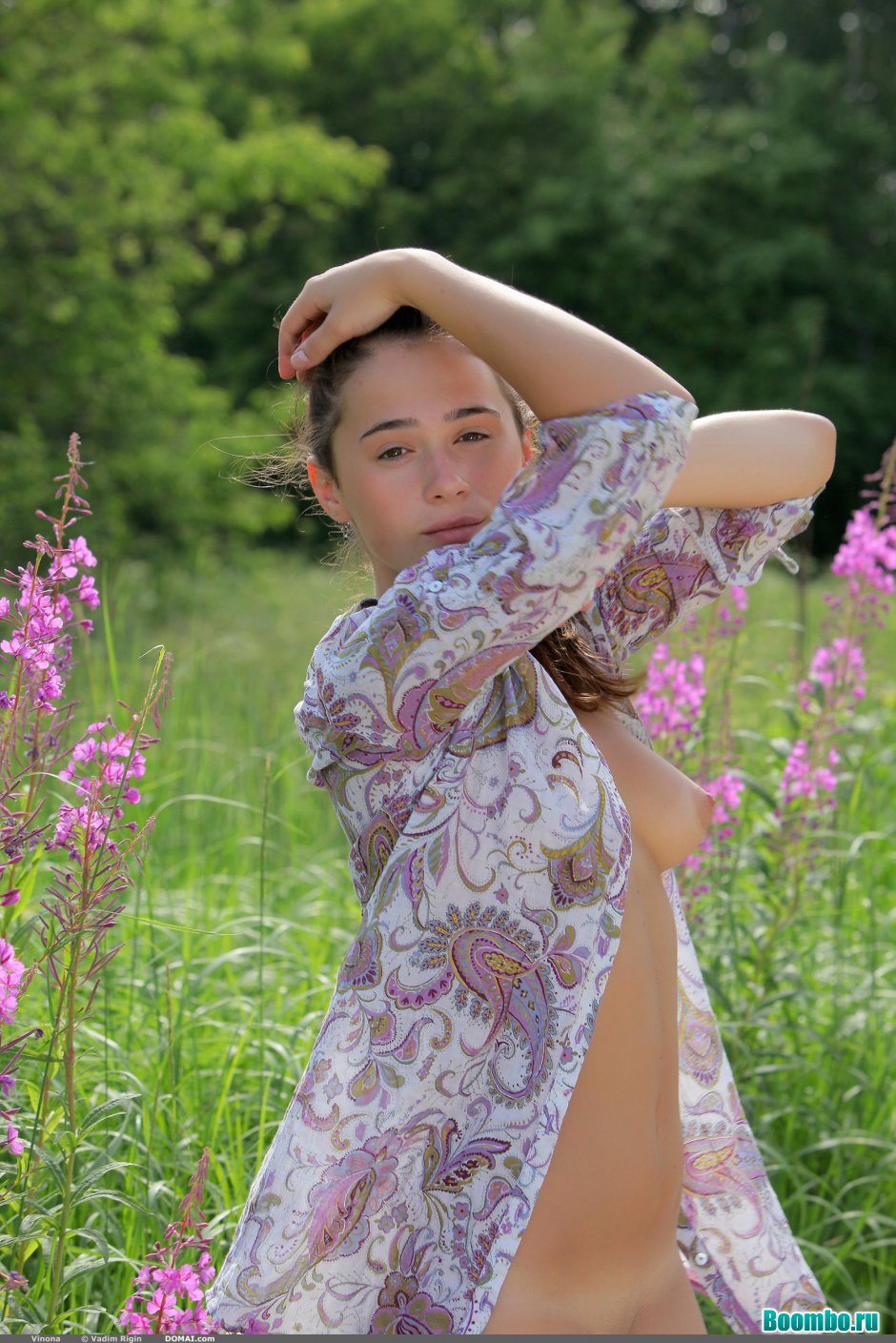 Раздевается на природе