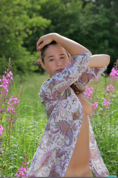 Раздевается на природе