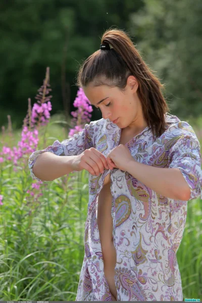 Раздевается на природе