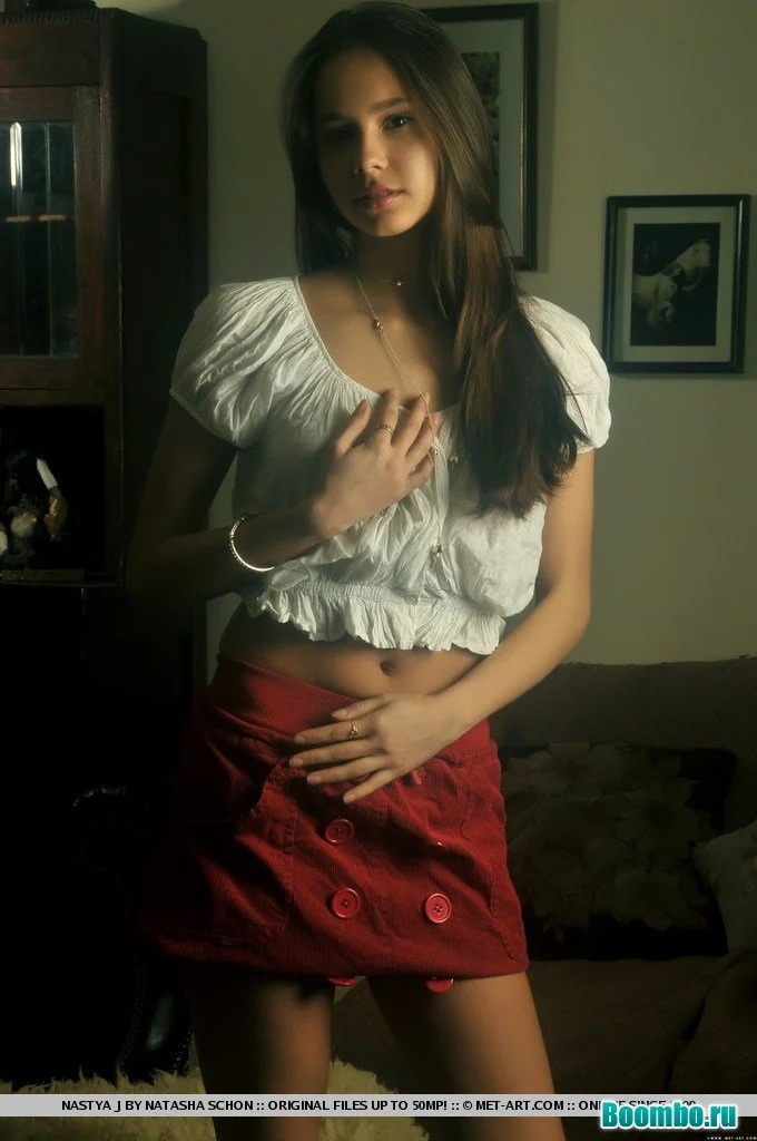 Очень красивая голая девушка в кресле