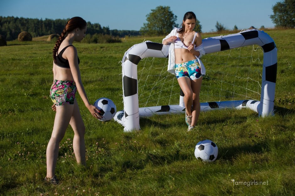 Фотосессия на футбольном поле девушек