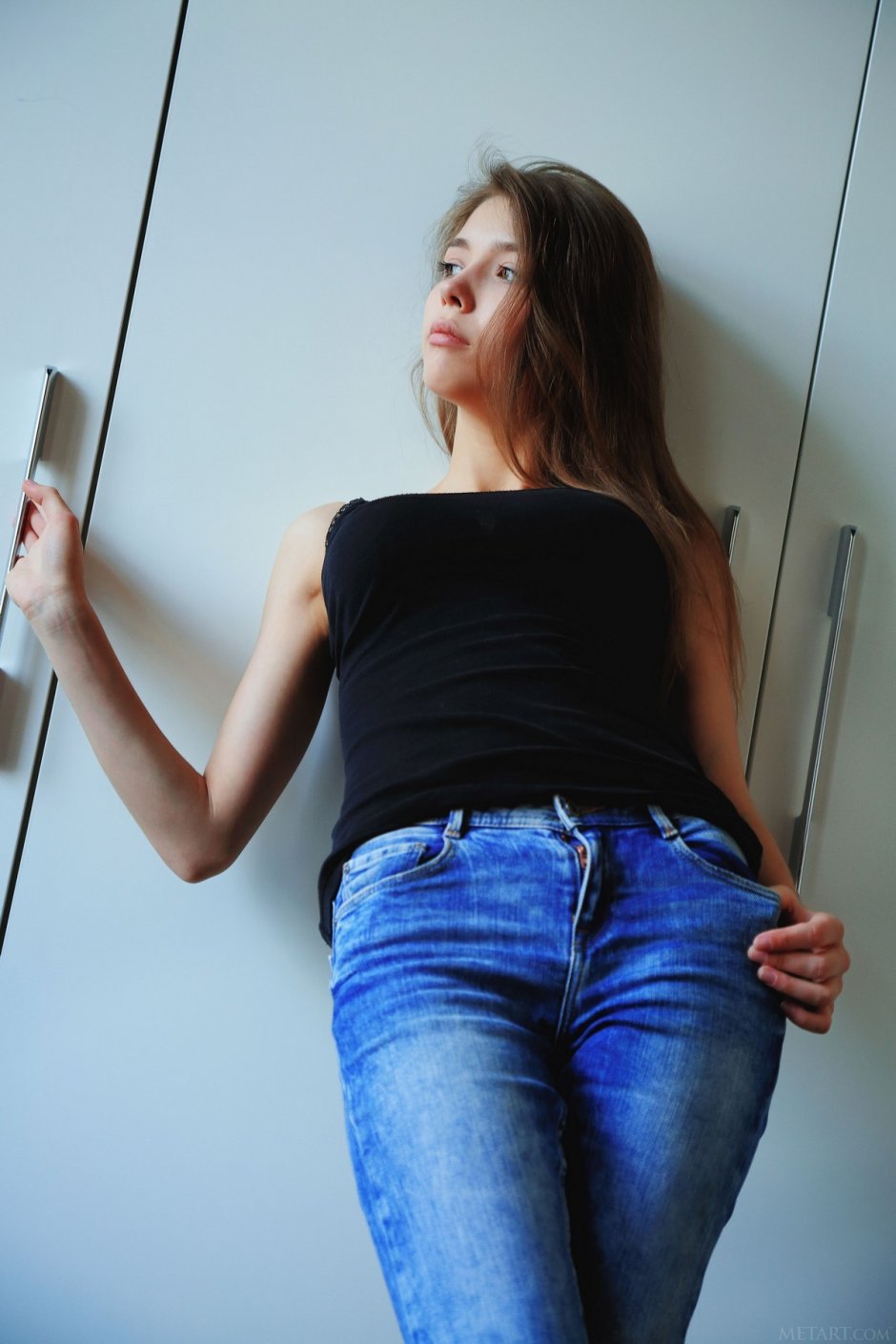 Девушка показывает себя в джинсах