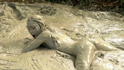 Женщины голышом в грязи
