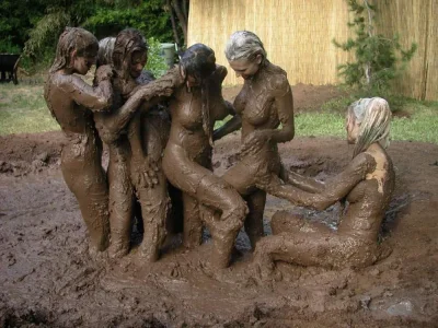 Женская борьба в грязи