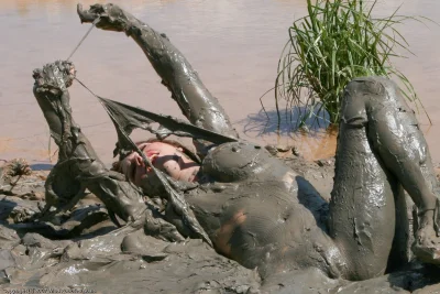 Девушка в грязи