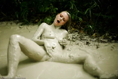 Девушка валяется в грязи ню