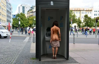 Голые женщины на улице