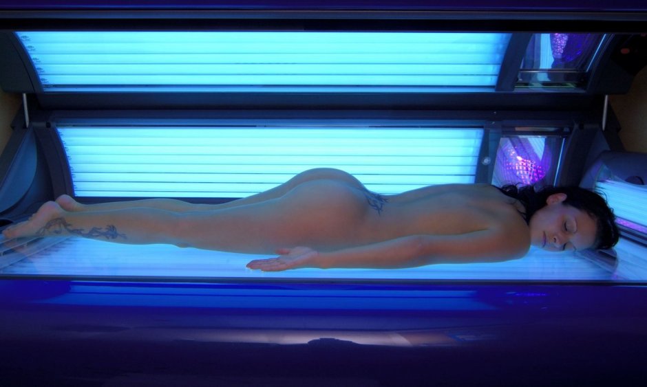 Голые бабы загорают в солярии