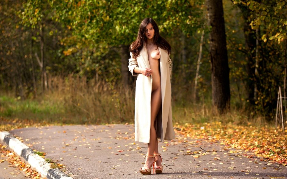 Эротическая фотосессия в пальто