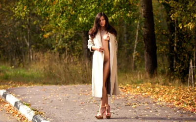 Эротическая фотосессия в пальто