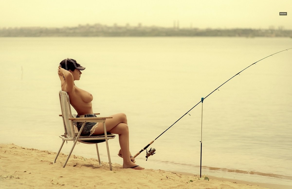 Фото голых девушек с удочками на рыбалке.