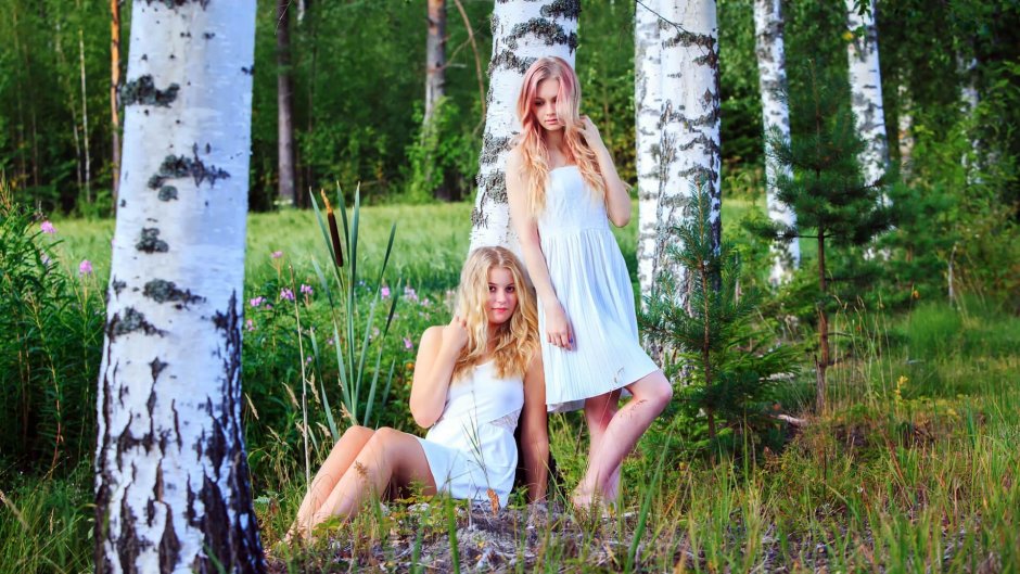 Девушка у березы