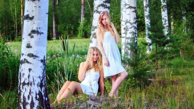 Девушка у березы