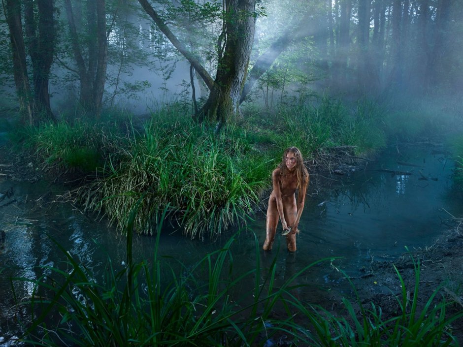 Голые девчонки в болоте