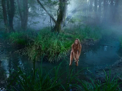 Голые девчонки в болоте