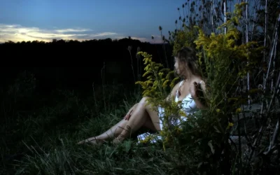 Фотосессия ню в ночном лесу