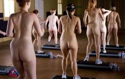 Голые занимаются аэробикой