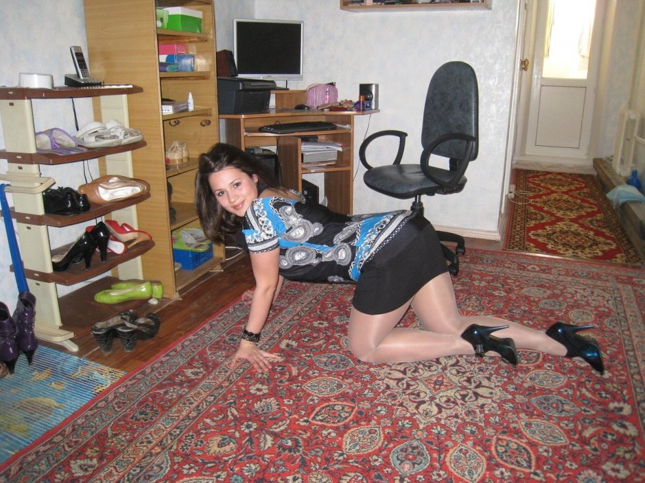 Женщина на фоне ковра