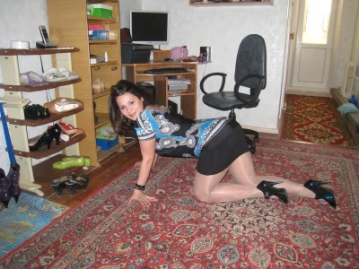 Женщина на фоне ковра