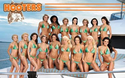 Группа девушек в купальниках