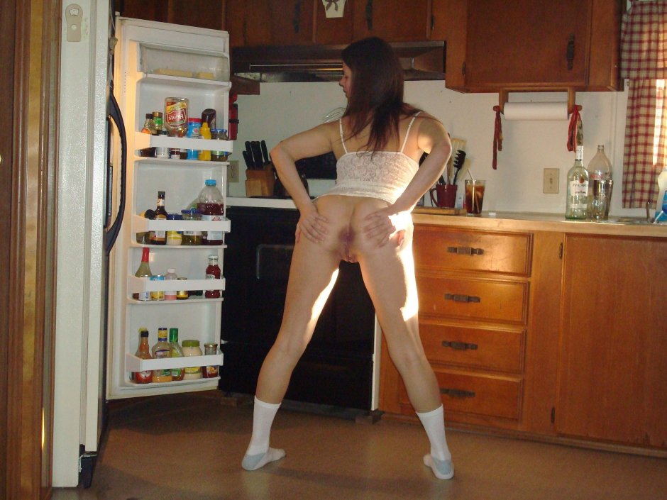 Девушка на кухне