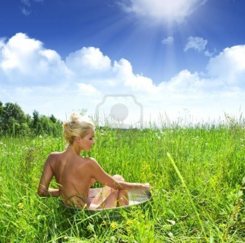 Красивая нудистка