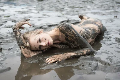 Девушки валяются в грязи