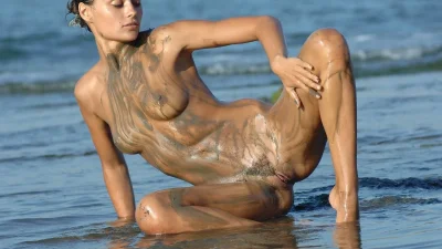 Красивая брюнетка