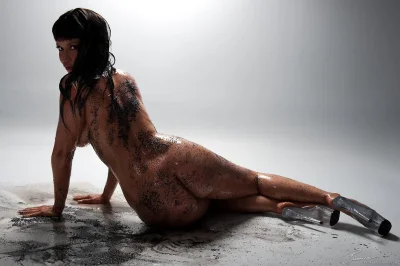 Голая девушка в грязи