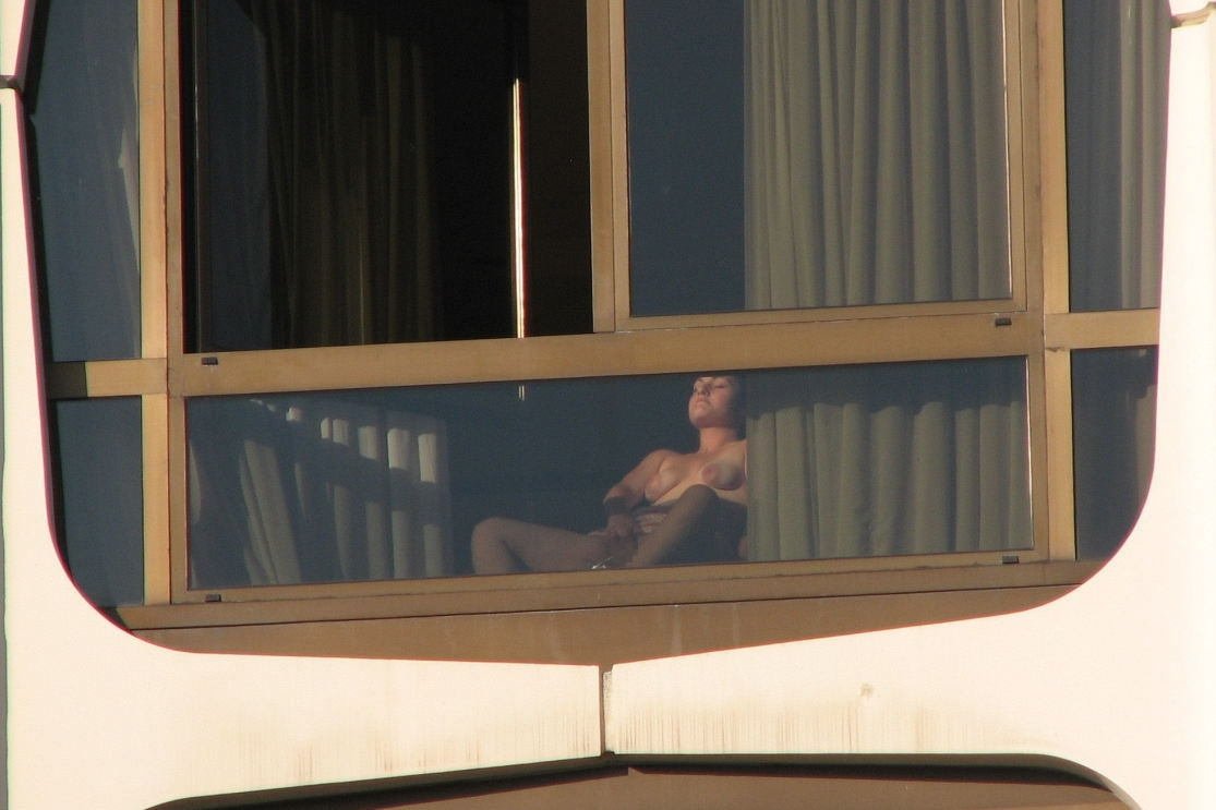 голая женщина в окне фото фото 108