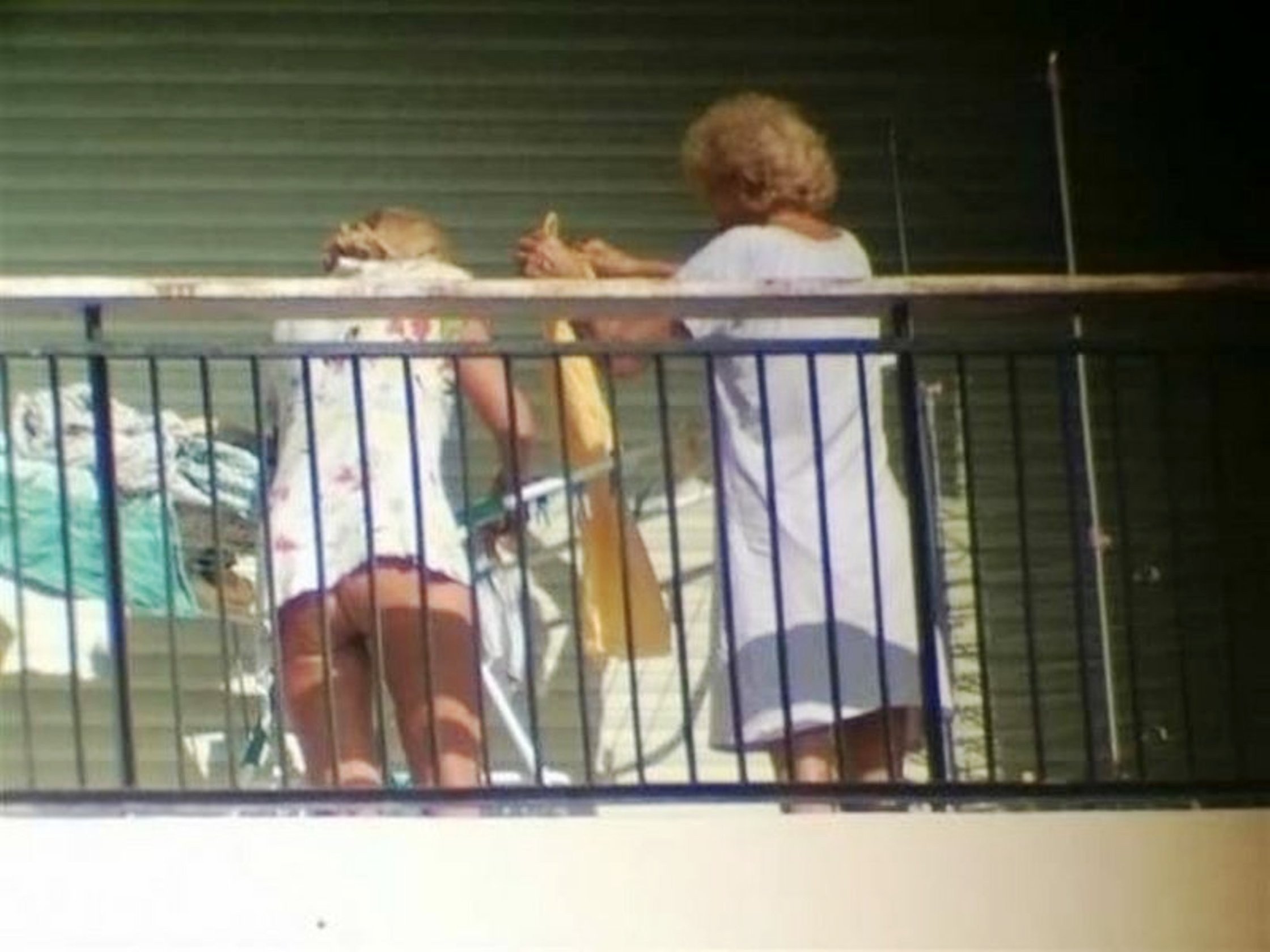 баба смотрит за голым мужиком в окне фото 81