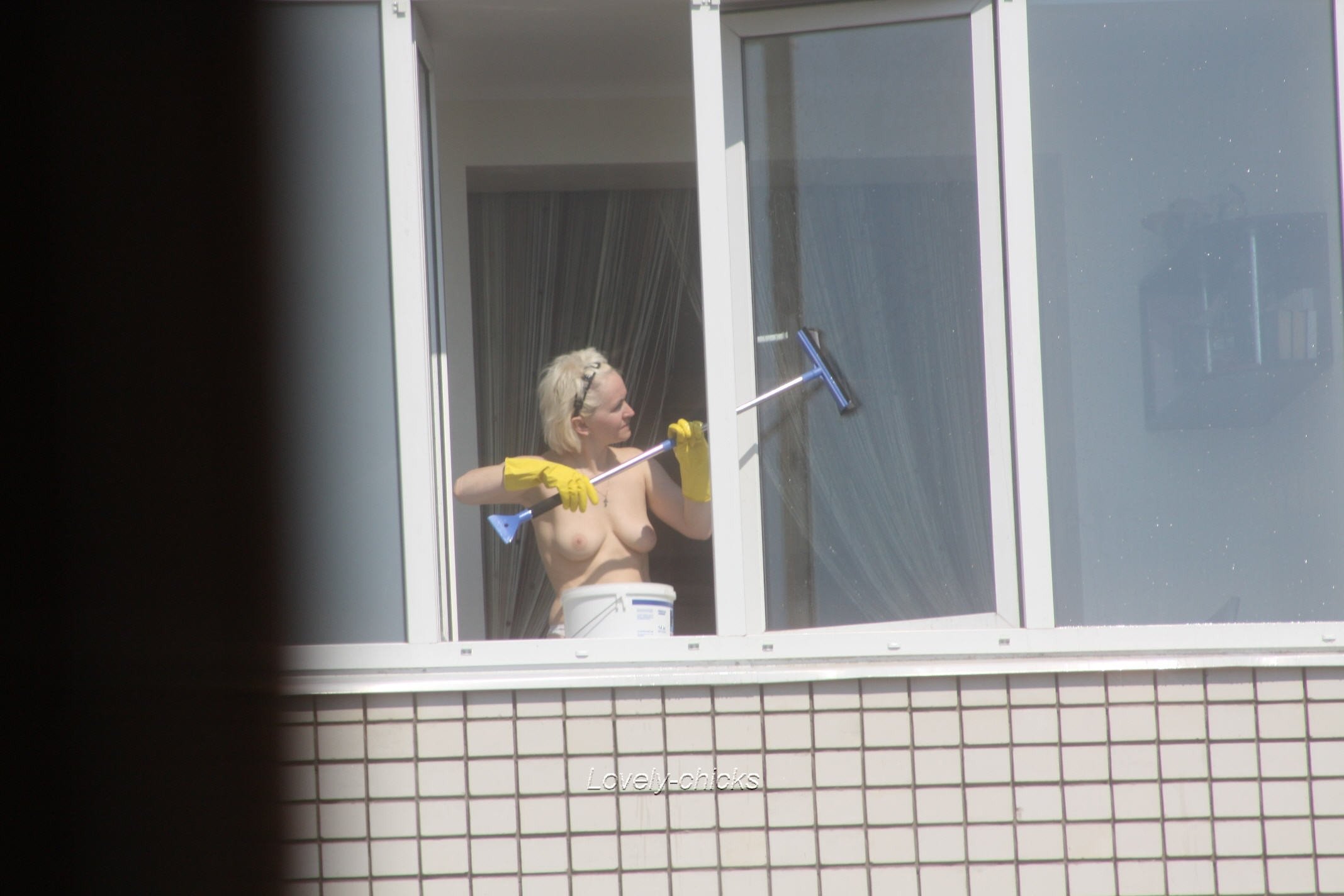 баба смотрит за голым мужиком в окне фото 11