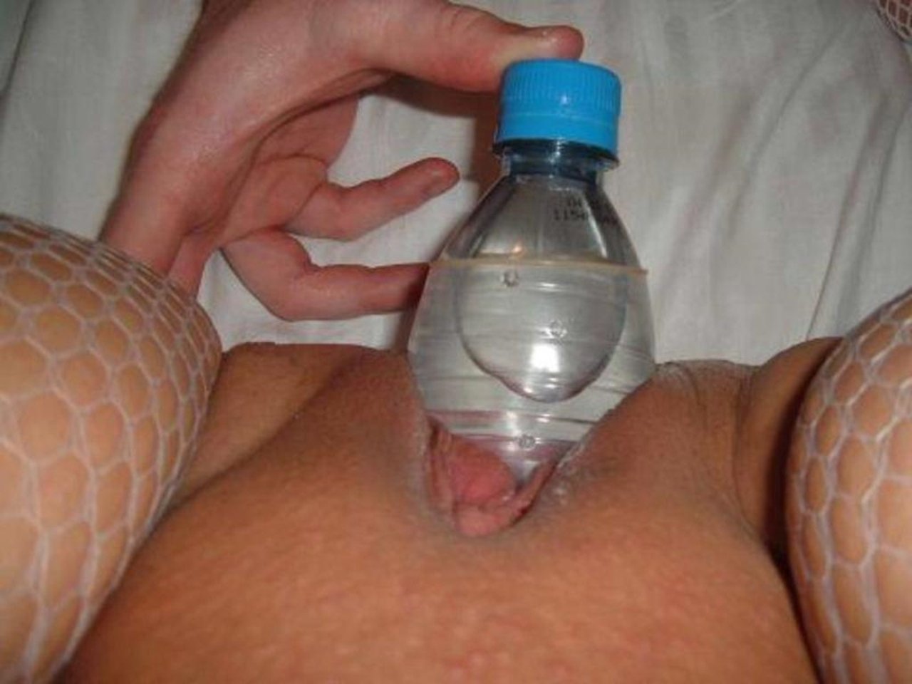 бутылка с водой в жопе у девушки фото 39