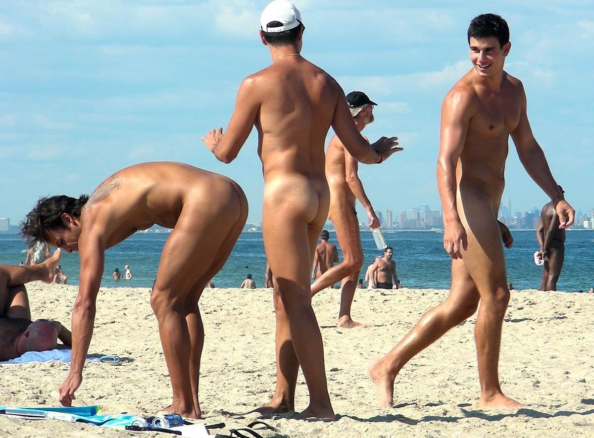 Фото голых парней на пляже.