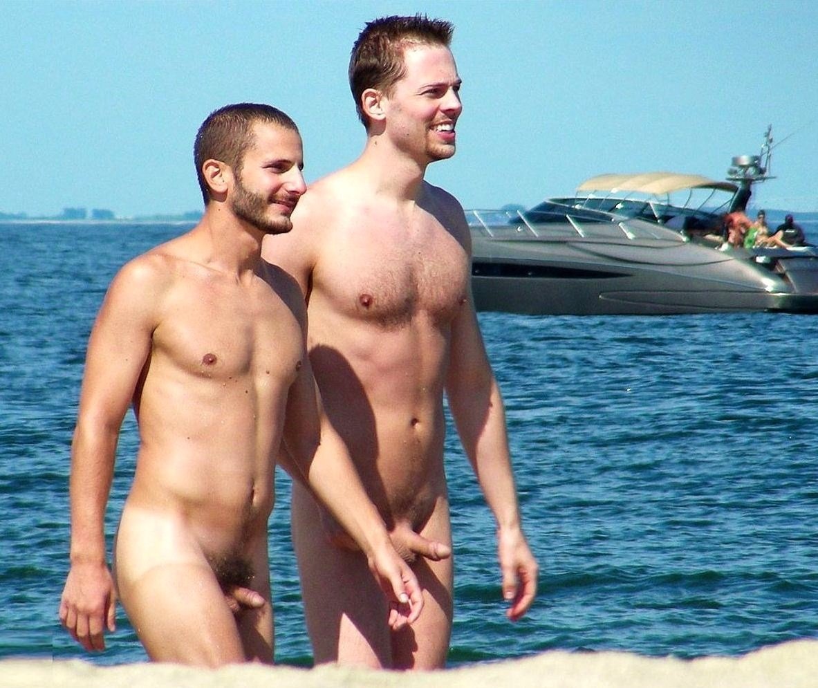 парни на пляже с голыми членами фото 48