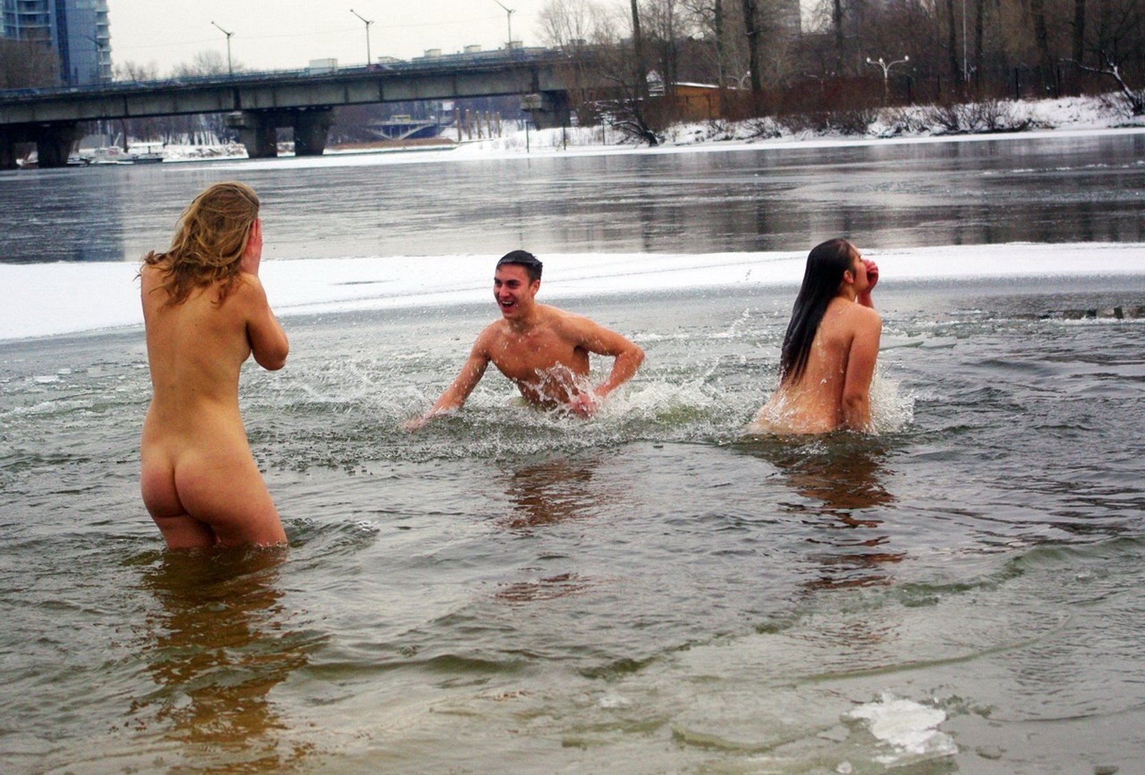 женщины в проруби купаются голыми фото 60
