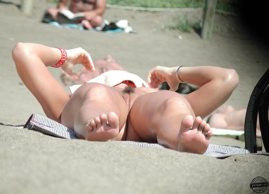 Голые женщины на пляже случайное