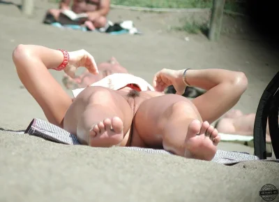 Голые женщины на пляже случайное