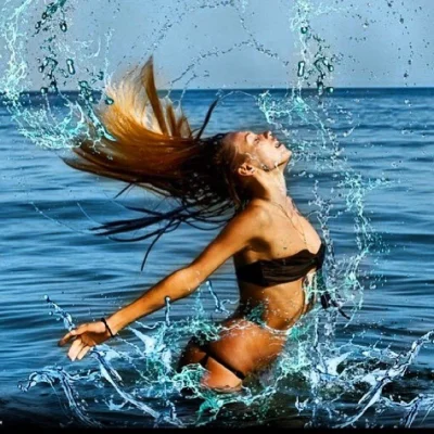 Девушка в море