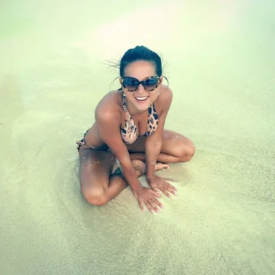 Нюша в купальнике без фотошопа