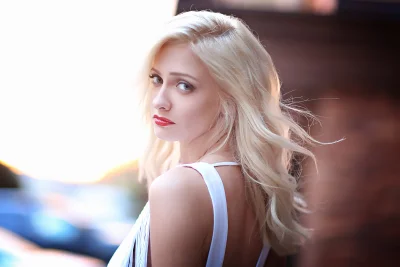 Актриса блондинка