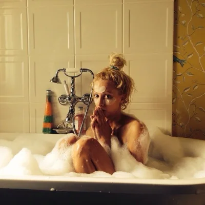 Девушка в ванной с пеной