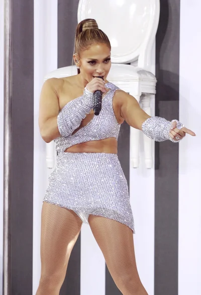 Дженнифер лопес осталась без накладных волос во время танца